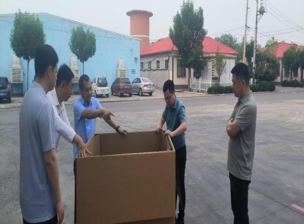 李总协同供应部、青岛合兴包装厂进行现场研究探讨